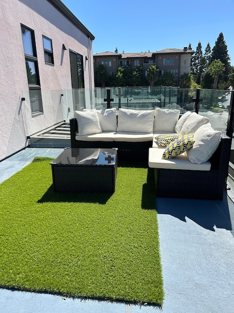 Sleek New Townhouse: Balcony & Private Garage