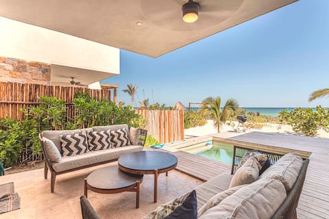 Uac-aal, Oceanfront with a pool