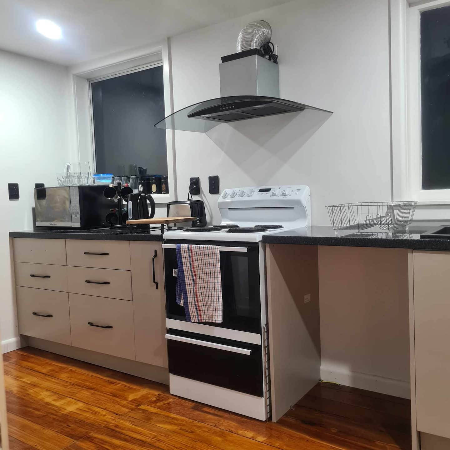 Coastal Bliss Retreat: Newly Renovated Home 2