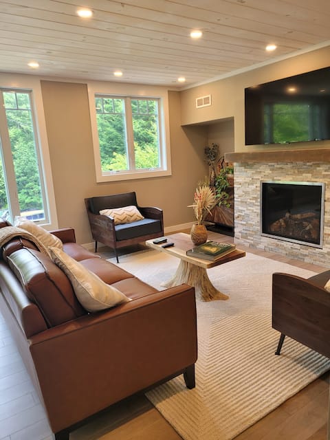 Elegant Upstairs Apartment