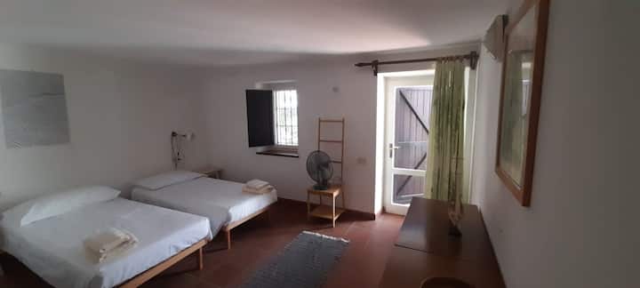 Dormitorio con baño privado, configuración de camas individuales