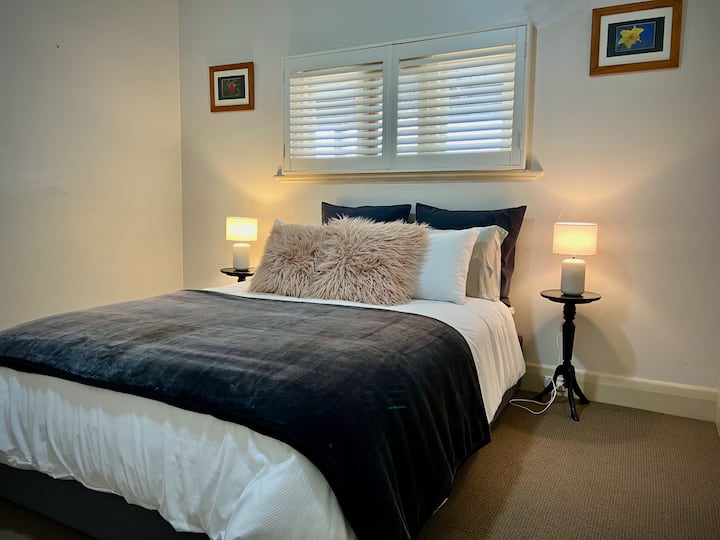 Prekrasna soba s bračnim krevetom i velikim ormarom za odlaganje. 