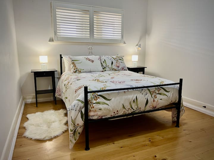 Udobna soba s bračnim krevetom. 