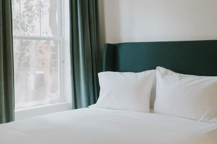 Chambre privée avec lit Queen et salle de bain attenante. 