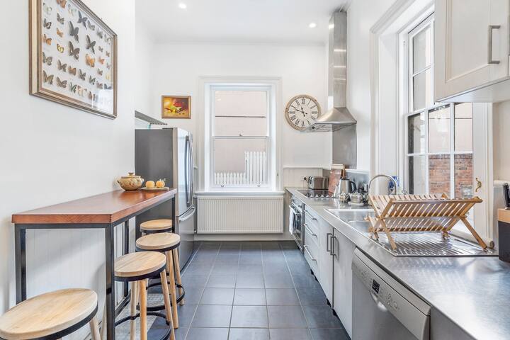 Devonshire House—Luxury with a Fascinating History gallery image 3