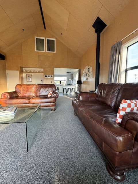 Top performing Airbnb: The Black House - Stars & Alpine Views in Mackenzie District