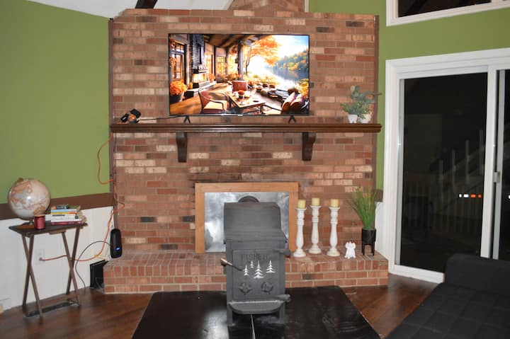 Spacious Winston Cabin Retreat/ Sleeps 12/ Pets Ok - Winston-Salem, NC