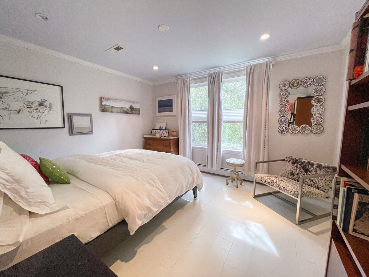 חדר שינה שני עם נוף לגינה