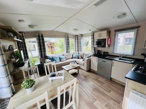 Popular Airbnb listing: Chalet Steffis Casa del Sol Renesse in Wijk 13 Renesse