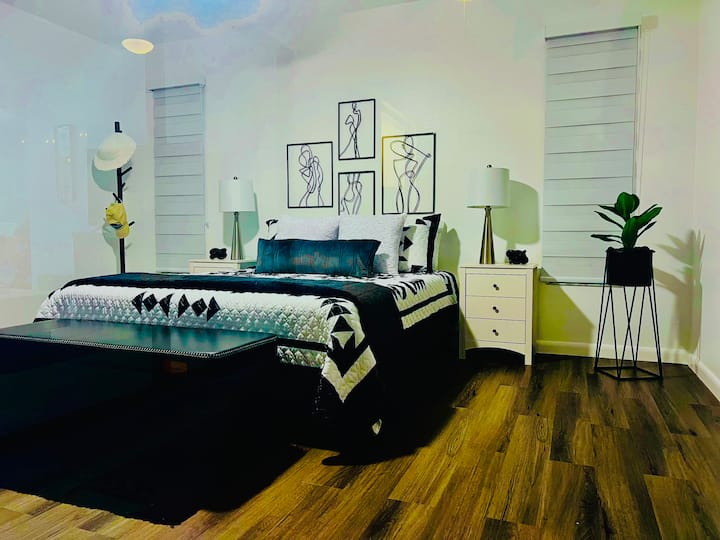 Glavna soba s bračnim krevetom, ormarom i privatnim izlazom u prostoriju za sunčanje. Uključite televizor i škrinju kako biste imali još prostora za odlaganje. Prozori s zamračenjem za bolji odmor tijekom sunčanih jutra.  