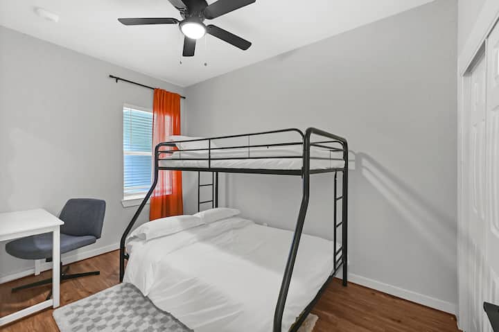 ห้องนอนที่สองประกอบด้วยเตียงสองชั้นที่มีเตียงแฝดด้านบนและด้านล่างเต็มรูปแบบตู้เสื้อผ้าและพื้นที่โต๊ะทำงานโดยเฉพาะ