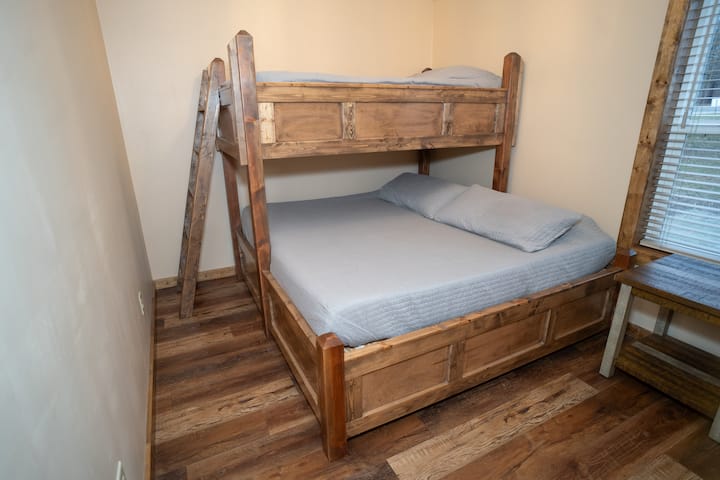 Litera con cama tamaño king y dos camas individuales tamaño XL