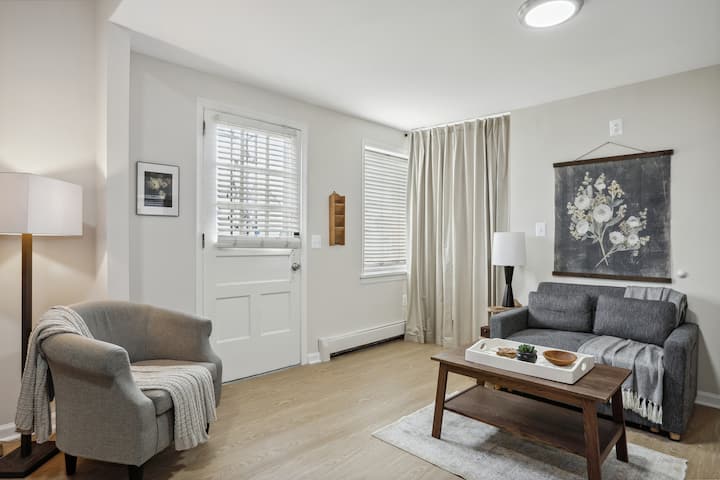 Karibu kwenye eneo maridadi la kuishi la studio yako ya kisasa, iliyoundwa kwa ajili ya mtaalamu wa kusafiri. Samani maridadi na mpangilio wazi huunda sehemu nzuri na inayofanya kazi kwa ajili ya kupumzika baada ya siku yenye shughuli nyingi au kufanya kazi kwa urahisi.