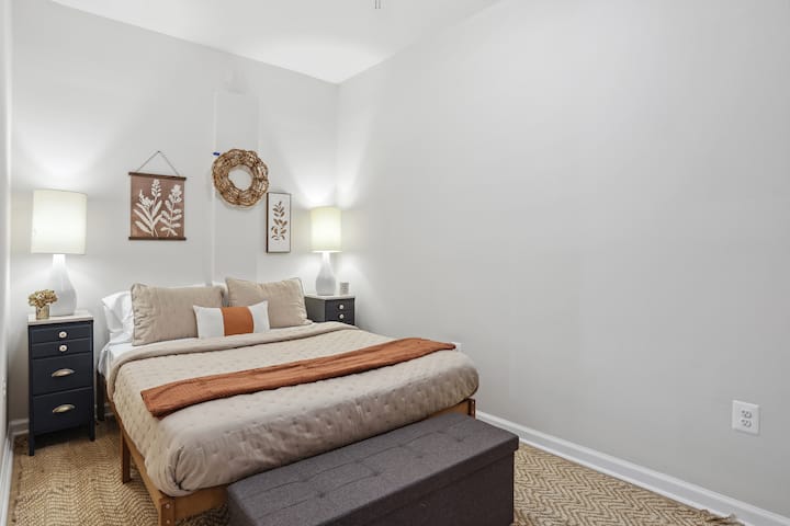 Eneo la chumba cha kulala linachanganya uzuri wa kisasa na starehe, na kutoa hifadhi ya utulivu kwa wataalamu. Furahia kitanda kizuri na vitu vya ubunifu vya uzingativu ambavyo vinakuza mapumziko na usingizi mzuri wa usiku baada ya siku yenye shughuli nyingi.