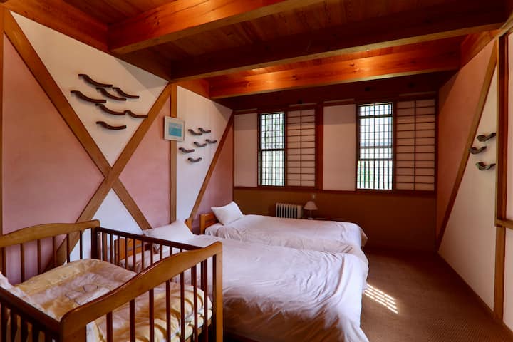 [2]瓦
◎Twin Bed Room
◎大人2名様まで/Maximun 2 persons
◎洋服タンス/The wardrobe
◎化粧台/Dressing table