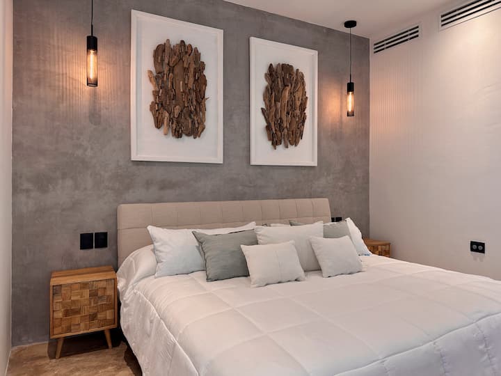 Mwonekano wa jumla wa kitanda cha mfalme.