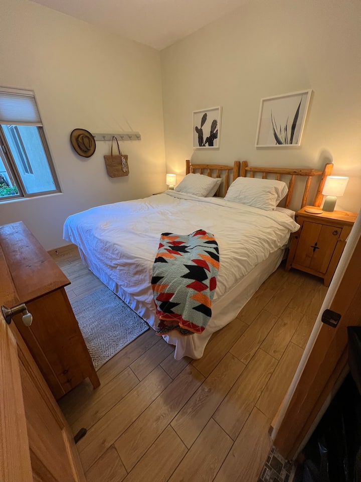 Letto matrimoniale grande, armadio per appendere vestiti e accappatoi forniti per un comodo e confortevole  relax. 