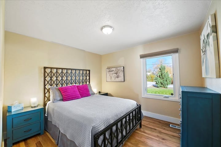 Chumba hiki cha pili cha kulala kiko nyuma ya nyumba na kina kabati la kujipambia lenye droo 4 lenye stendi za usiku pande zote mbili za kitanda. Vyumba vyote viwili vina taa za kugusa zilizo na viwango vitatu vya mwangaza pamoja na taa ya juu. 