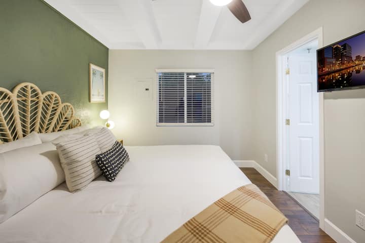 خذ قسطًا من الراحة في غرفة نومنا الرئيسية بعد يوم طويل متعب!