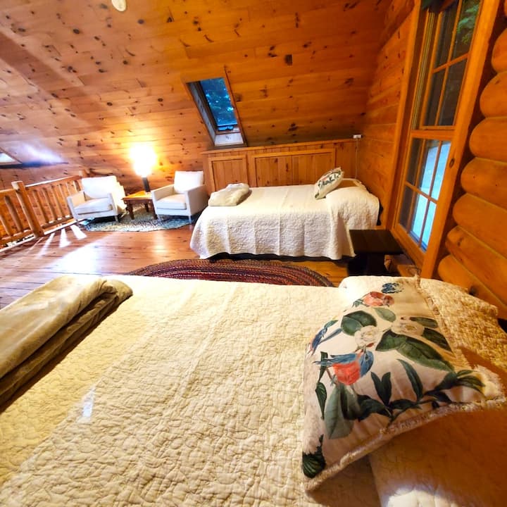 Loft para dormir en la planta superior con dos camas dobles/completas. Sala de estar. Proyección de privacidad disponible. Ventilador de techo y calefacción/aire partido. Ventanas con vistas al bosque.