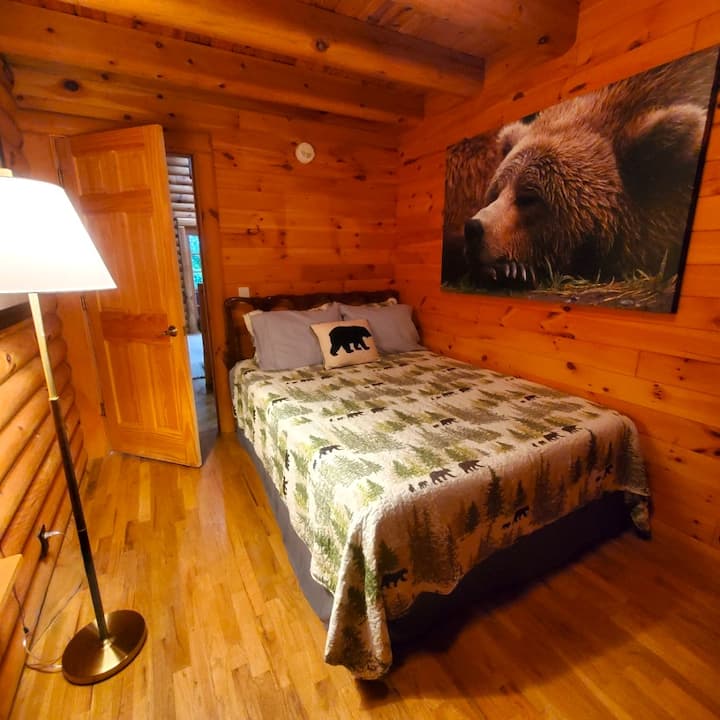 Cama tamaño queen, armario, vestidor, 2 ventanas con vistas al bosque, cerradura en la puerta. 