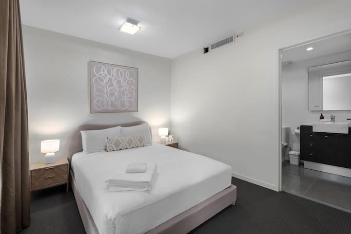 Ჩვენს კომპლექსში თითოეულ ბინას თავისი გამორჩეული ხასიათი აქვს, დეკორითა და გააზრებული შტრიხებით. Ავეჯი და დეკორი მხოლოდ მანიშნებელია, თითოეული ბინა გთავაზობთ იდენტურ საყოფაცხოვრებო პირობებს, მაგრამ შეიძლება განსხვავდებოდეს ინდივიდუალური დეკორით.