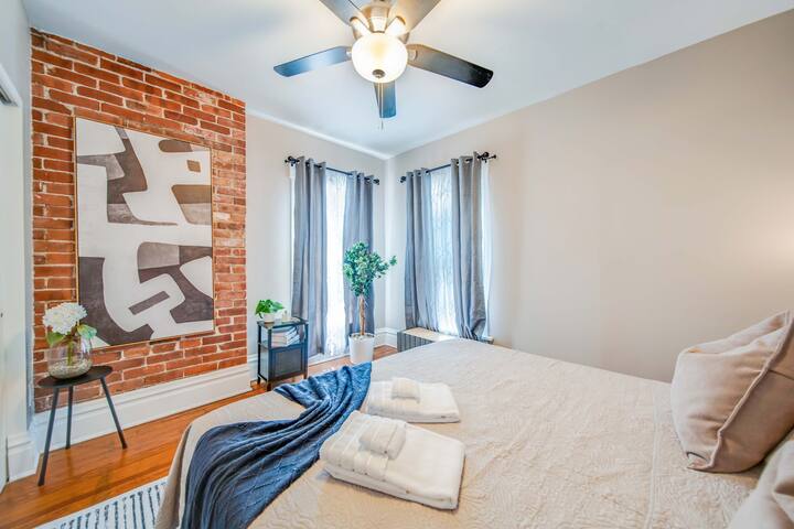 Exquisite Modern Historic Home Near Campus/Stadium gallery image 4