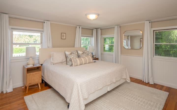 غرفة نوم رئيسية - سرير كينج، ستائر وستائر تعتيم