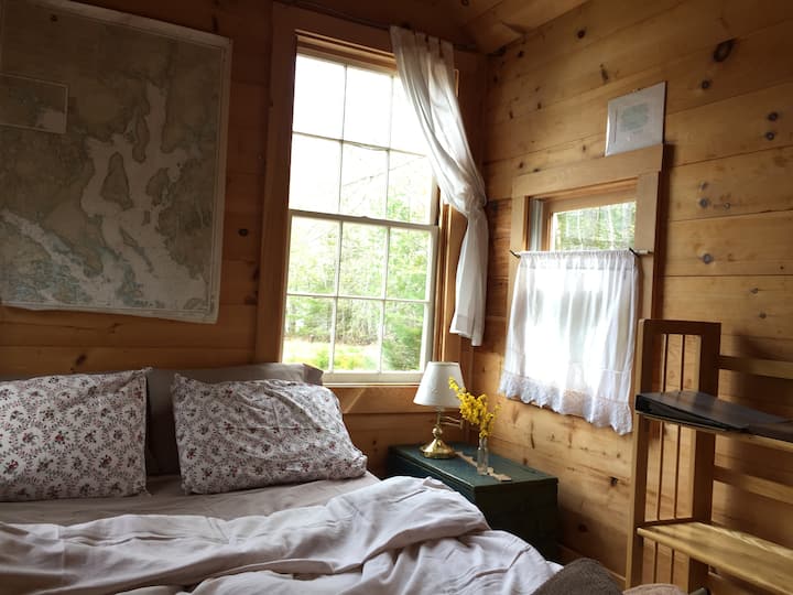 Cama acogedora con mapa que te muestra lo cerca  que estás de Morgan Bay. ¡A cinco minutos a pie!