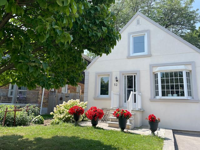 Cozy Home + Large backyard, 20mins from DT!