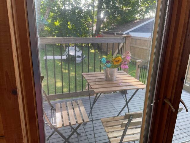 Cozy Home + Large backyard, 20mins from DT! gallery image 4