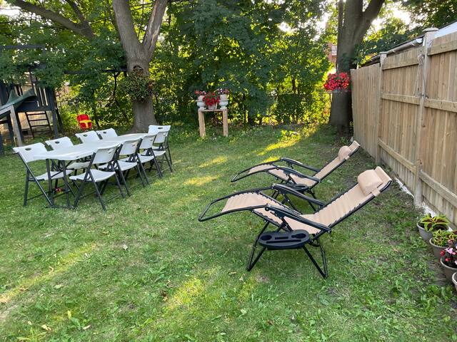 Cozy Home + Large backyard, 20mins from DT! gallery image 2