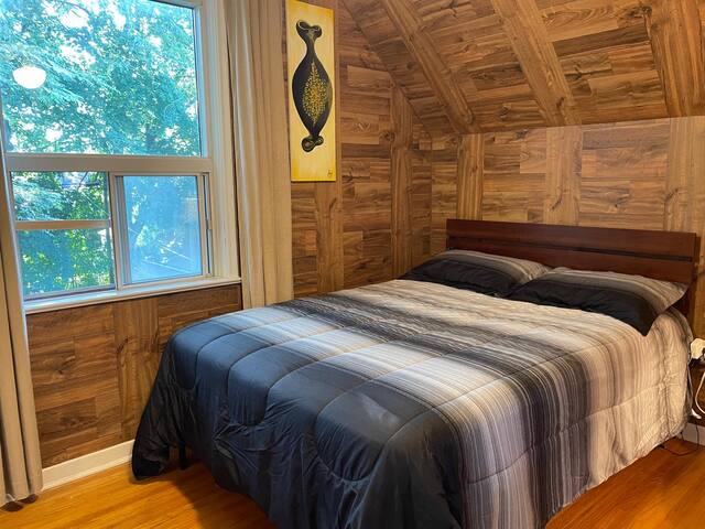 Cozy Home + Large backyard, 20mins from DT! gallery image 3