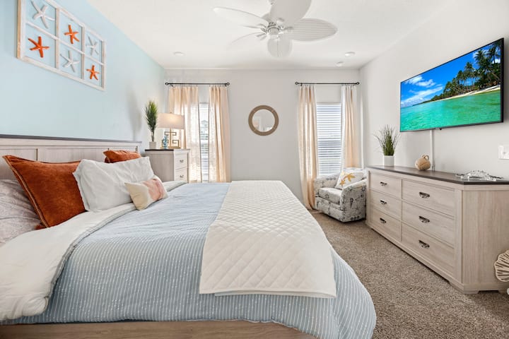 Dormitorio principal en la planta baja: una cama tamaño king equipada con almohadas y mantas adicionales. Hay dos cómodas disponibles para que puedas desempacar y sentirte como en tu propia casa. ¡Disfruta de una noche de cine en una acogedora habitación con TV inteligente y palomitas de maíz frescas con la máquina de palomitas! 