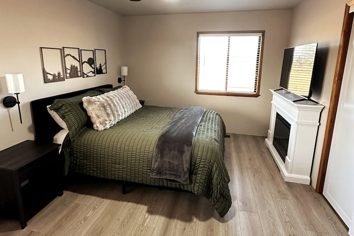 Glavna spavaća soba povezana s kupaonicom.