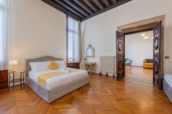 Vista Canal Grande Luxury Home – Stazione a 5 min gallery image 3