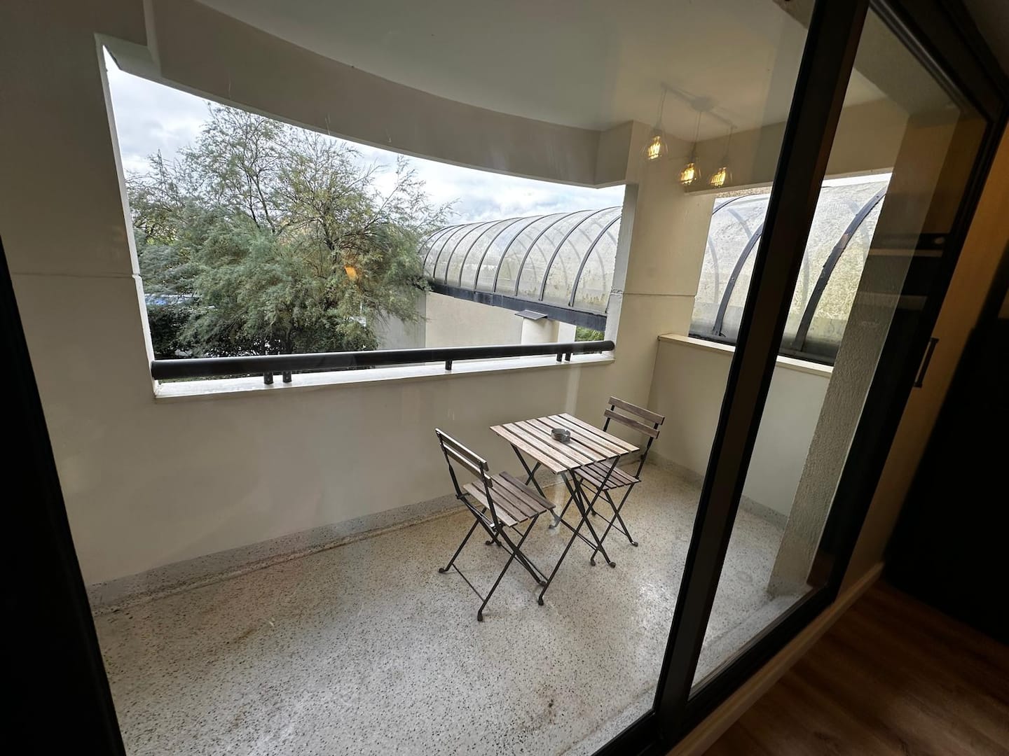Salle de bain moderne avec grande douche