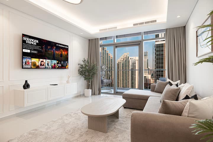 Bright and inviting living room with a large TV, perfect for relaxing after a day of exploring the city.