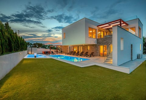 Family Villa • 2 Pools • by the Sea – Medulin