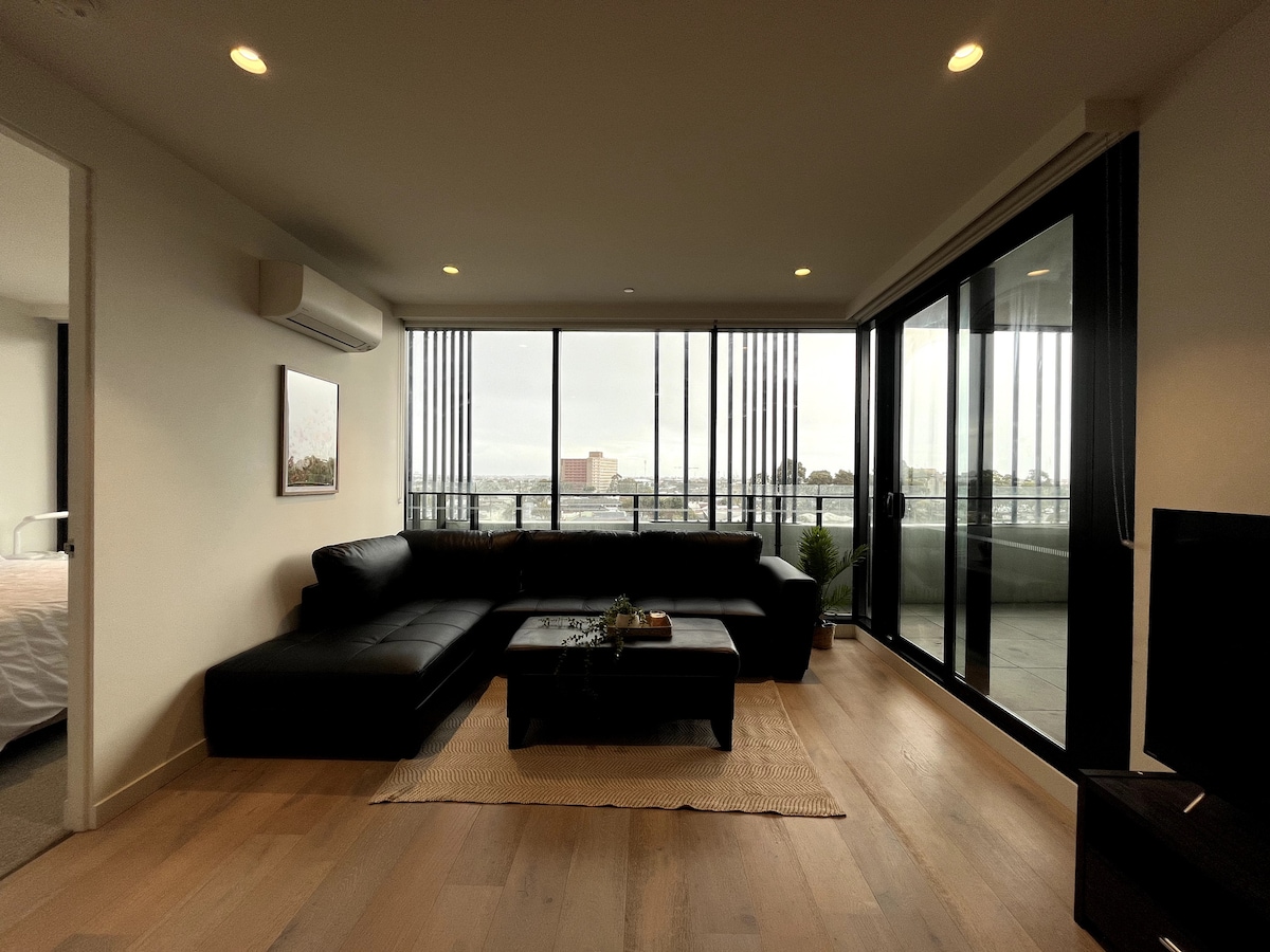 Top performing Airbnb: Modern 2 Bed 2 Bath Apartment in Footscray