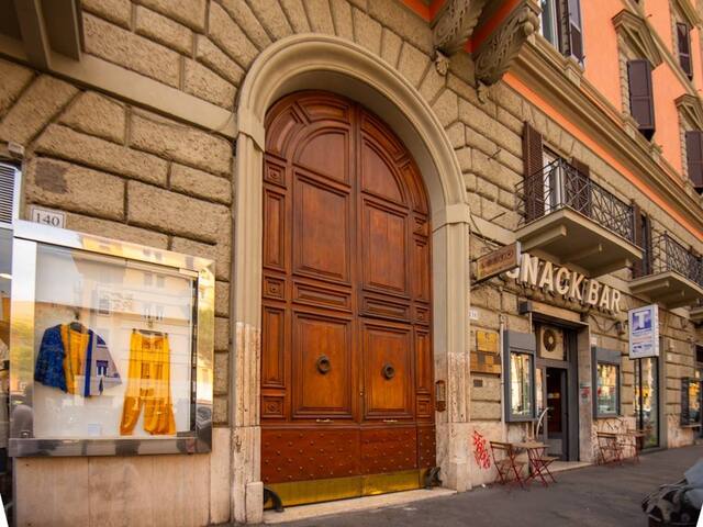 Elegant central apartment with metro at 80 meters gallery image 2