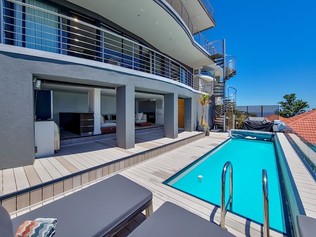 Great views, Private gym, Spa, Bar, Pool, Cellar