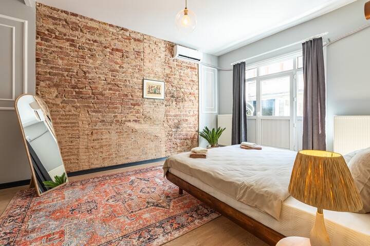 Spacious 2BR Apt w/ Stunning Views, Terrace, AC gallery image 3