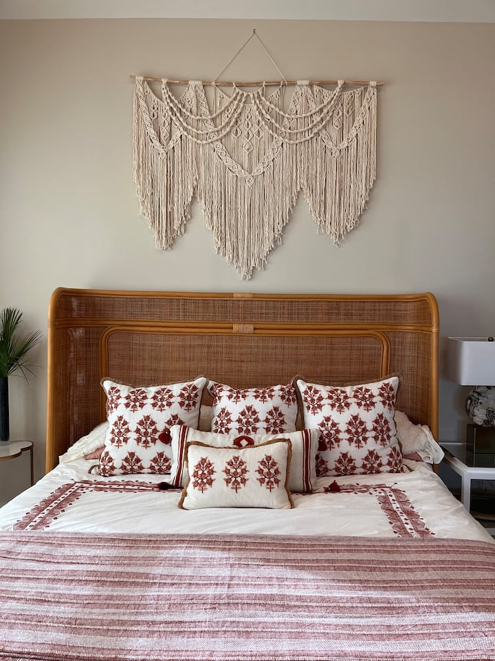 Veľká manželská posteľ s dvojitým umývadlom v apartmáne a luxusnou sprchou 
Okná od podlahy až po strop s výhľadom na záliv. 