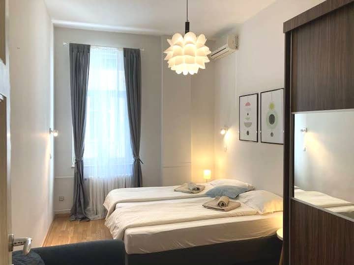 Chumba cha pili cha kulala chenye vitanda 2 vya mtu mmoja. Tunaweza kukutengenezea kitanda cha watu wawili (Vifaa vya hoteli vyenye vitanda na magodoro yenye ubora wa hali ya juu). 