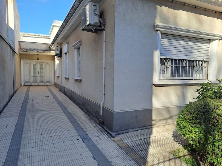 Casa Con Cochera Y Fondo - Montevideo