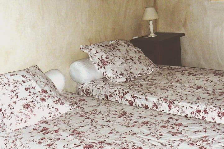 De tweede slaapkamer met twee bedden van 90 cm die kunnen worden gescheiden of verzameld (beddengoed aanwezig), twee zijden dekbedden en dekbedovertrek aanwezig