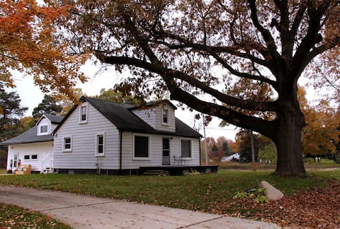 Bud's Farmhouse: quiet, big yard, family rental