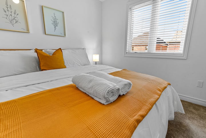 Dhomë gjumi kryesore me krevat dopio "king", dollap me rrota, suitë me vaskë dhe dush të veçantë, hekur dhe dërrasë hekurosjeje