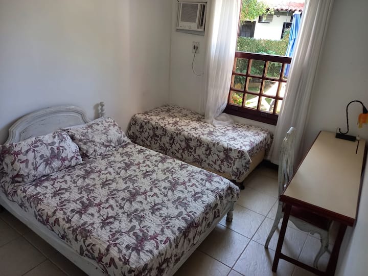 Spavaća soba 1 - s 1 bračnim krevetom  i 1 jednostrukim krevetom